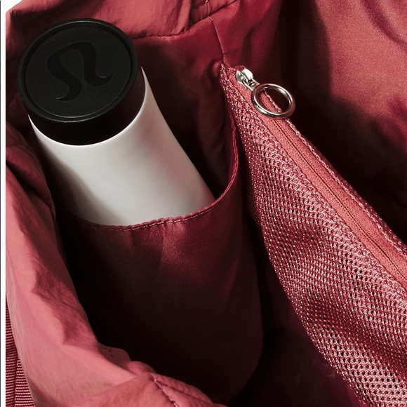 NWT Lululemon cross body bag in Cherry Tint - Picture 2 of 3